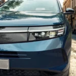 Close-up detail van Opel Grandland voorkant met geavanceerde LED-koplamptechnologie en verlicht merklogo