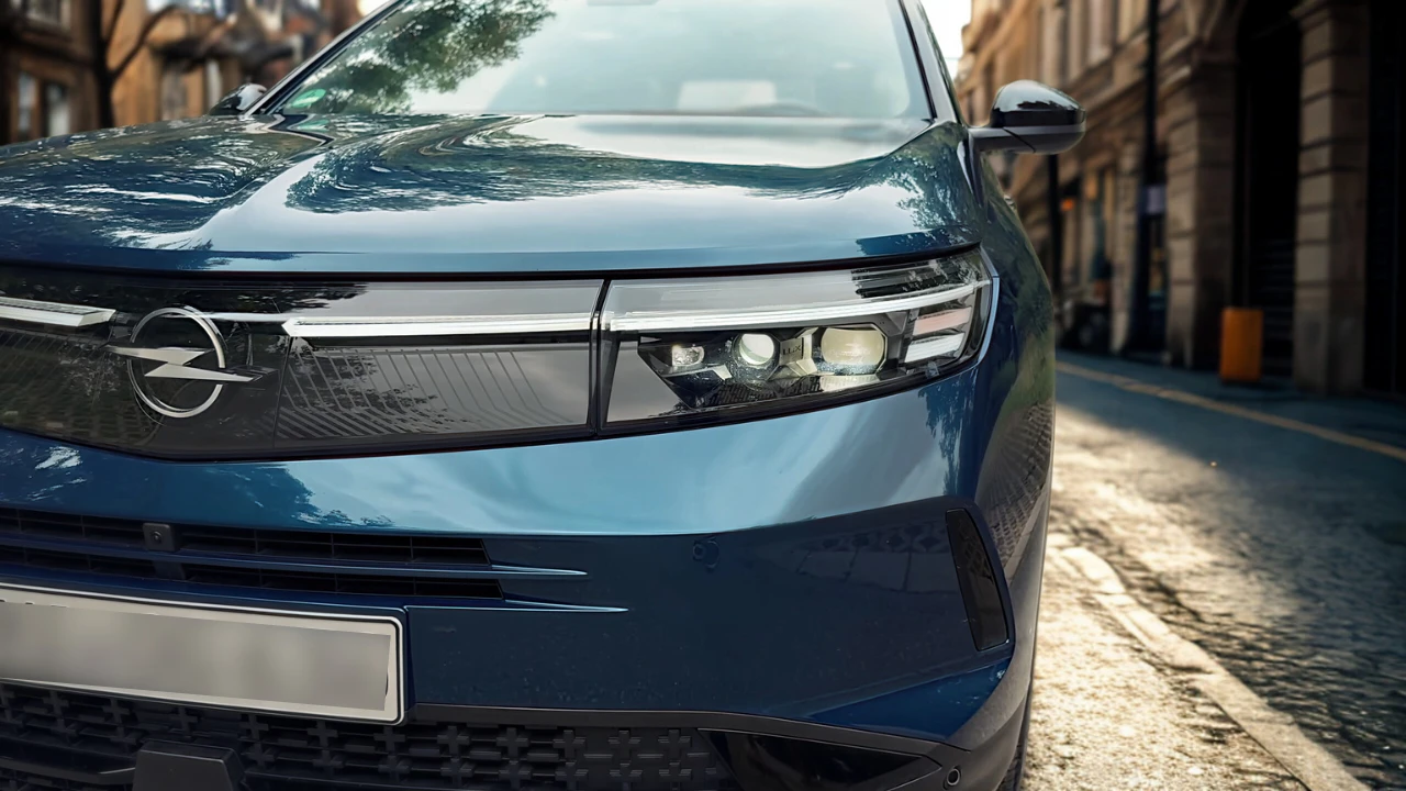 Close-up detail van Opel Grandland voorkant met geavanceerde LED-koplamptechnologie en verlicht merklogo
