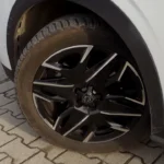 Close-up van 19-inch lichtmetalen velg op 2025 Peugeot 5008 met Peugeot leeuw logo en modern spakenontwerp met Michelin band