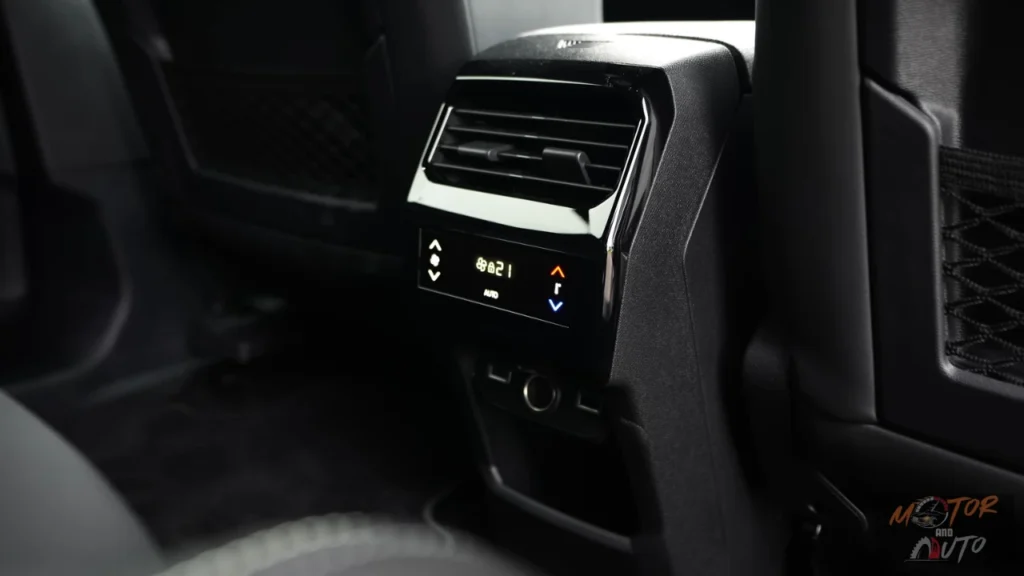 Achterstoelen klimaatbedieningspaneel in de 2025 Peugeot 5008 met temperatuurweergave van 26 graden met luchtrooster en USB-poort