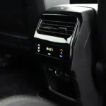 Achterstoelen klimaatbedieningspaneel in de 2025 Peugeot 5008 met temperatuurweergave van 26 graden met luchtrooster en USB-poort