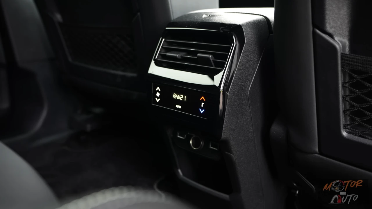 Achterstoelen klimaatbedieningspaneel in de 2025 Peugeot 5008 met temperatuurweergave van 26 graden met luchtrooster en USB-poort