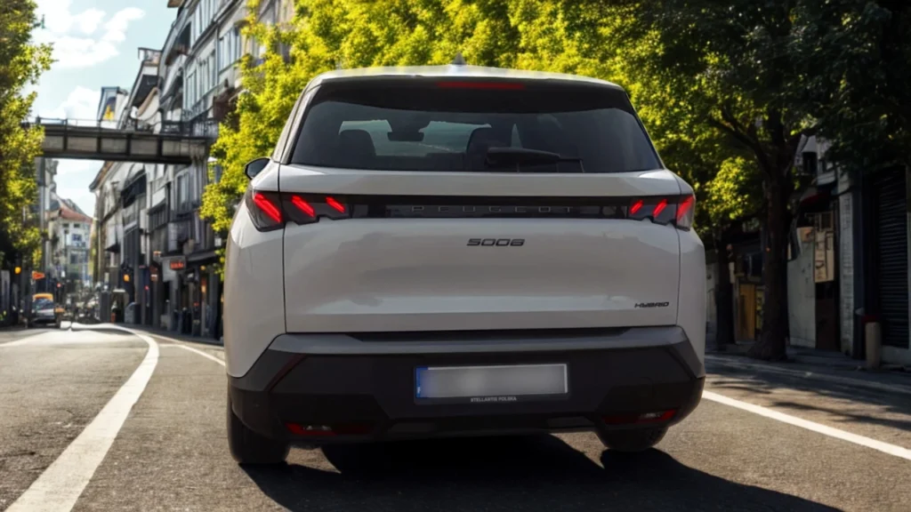 Achteraanzicht van witte 2025 Peugeot 5008 met kenmerkende triple LED achterlichten en PEUGEOT letters op stadsstraat met gebouwen