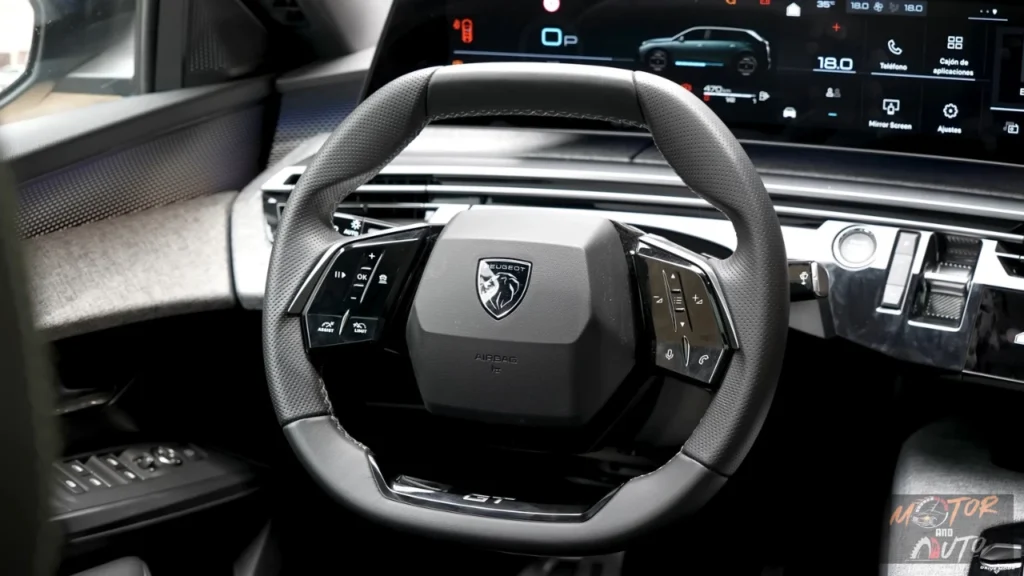 Bestuurders zicht op de cockpit van de 2025 Peugeot 5008 met compact stuurwiel met Peugeot logo en gebogen digitaal display dat 18.0 graden toont