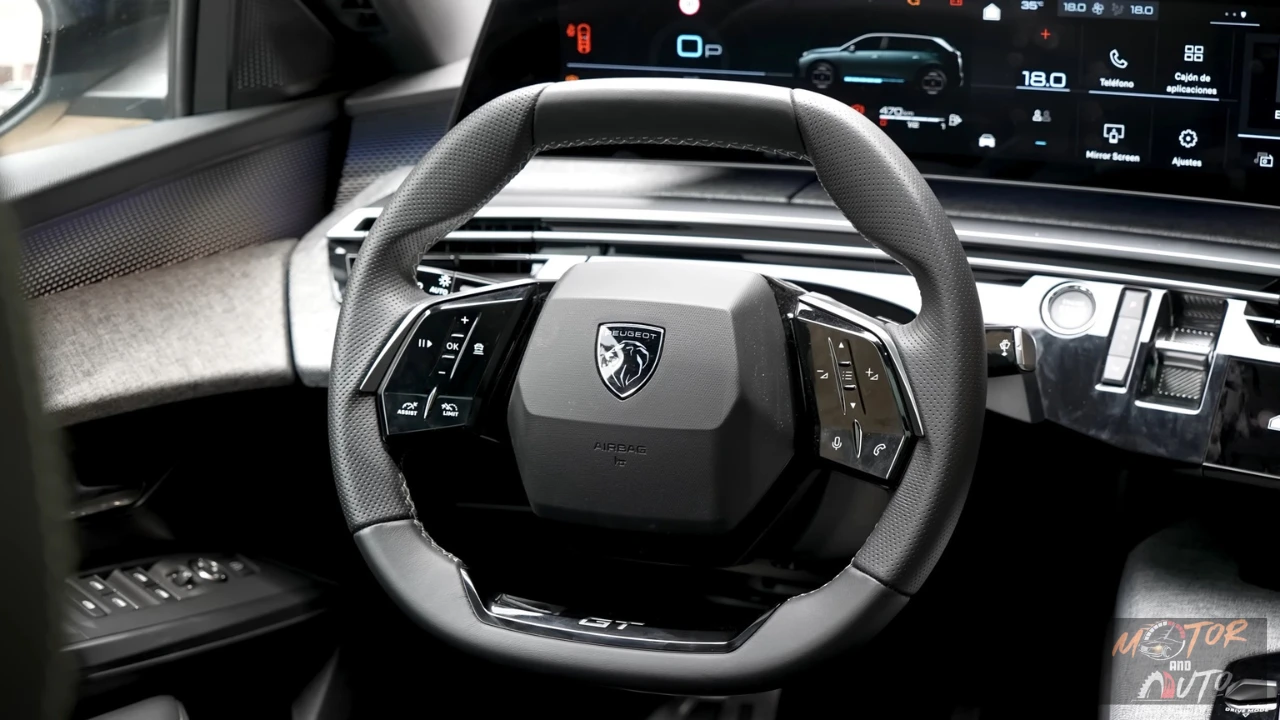 Bestuurders zicht op de cockpit van de 2025 Peugeot 5008 met compact stuurwiel met Peugeot logo en gebogen digitaal display dat 18.0 graden toont