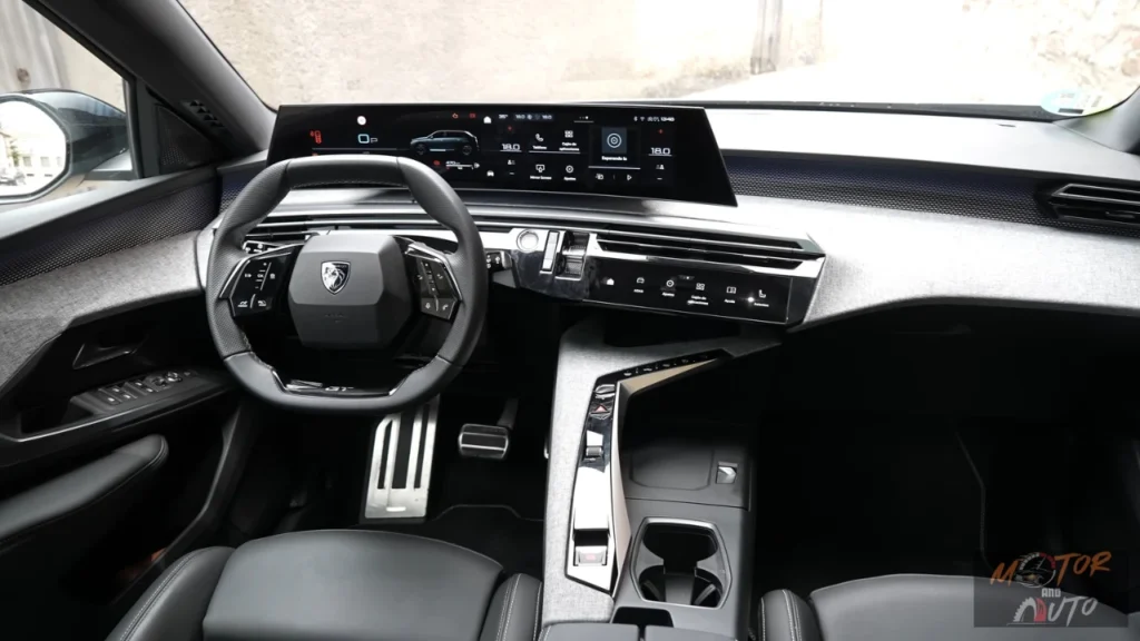 Breed interieurzicht van het dashboard van de 2025 Peugeot 5008 met volledig gebogen displayscherm, compact stuurwiel en moderne middenconsole indeling