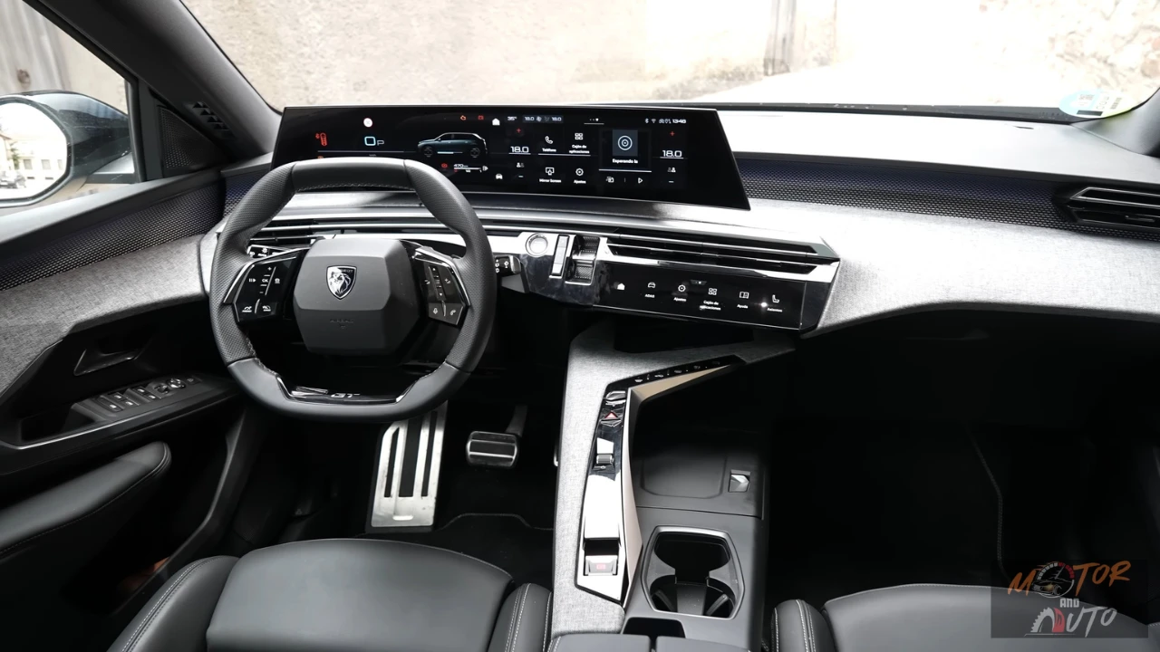 Breed interieurzicht van het dashboard van de 2025 Peugeot 5008 met volledig gebogen displayscherm, compact stuurwiel en moderne middenconsole indeling
