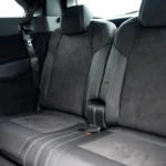 Derde rij bankstoelen in de 2025 Peugeot 5008 met twee individuele stoelen met hoofdsteunen en veiligheidsgordels