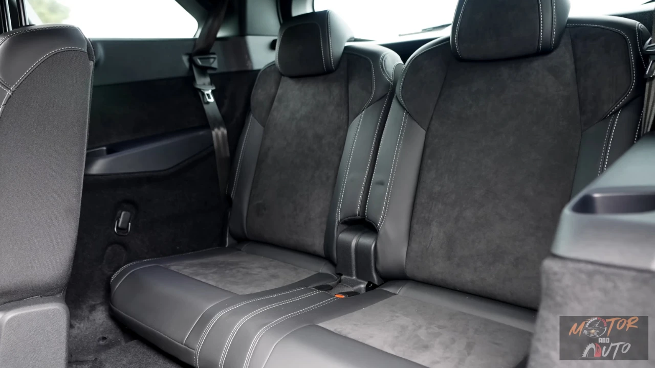 Derde rij bankstoelen in de 2025 Peugeot 5008 met twee individuele stoelen met hoofdsteunen en veiligheidsgordels