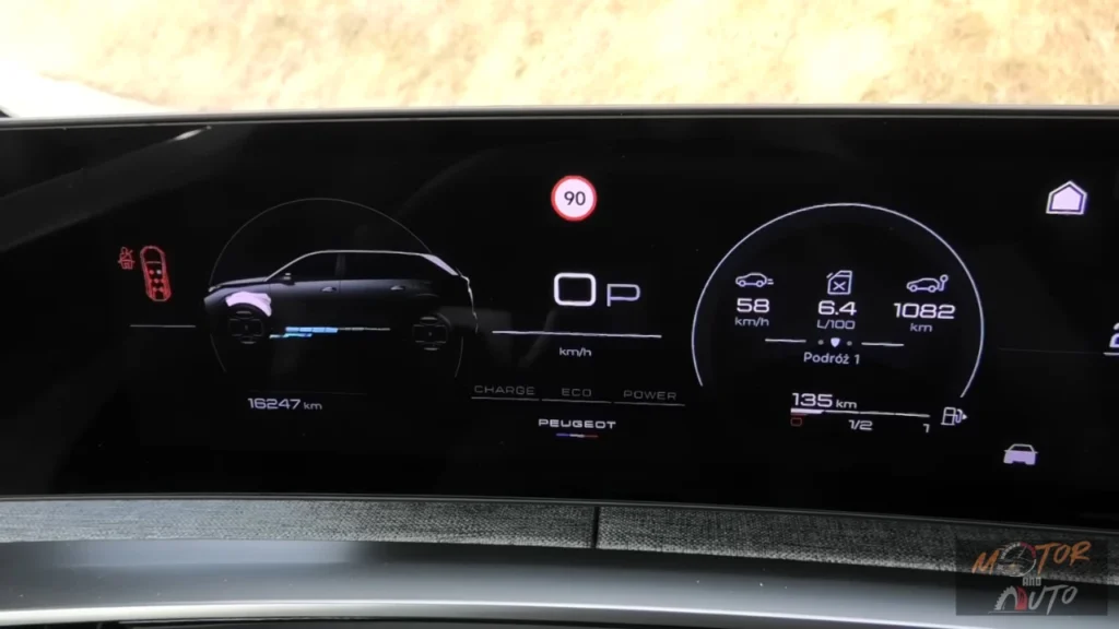 Digitaal dashboard display van de 2025 Peugeot 5008 met auto omtrek met snelheid 58 km/h, verbruik 6,4 L/100, bereik 1032 km en snelheidslimiet 90