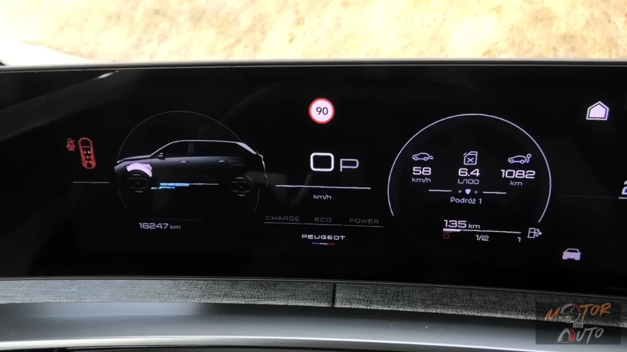 Digitaal dashboard display van de 2025 Peugeot 5008 met auto omtrek met snelheid 58 km/h, verbruik 6,4 L/100, bereik 1032 km en snelheidslimiet 90