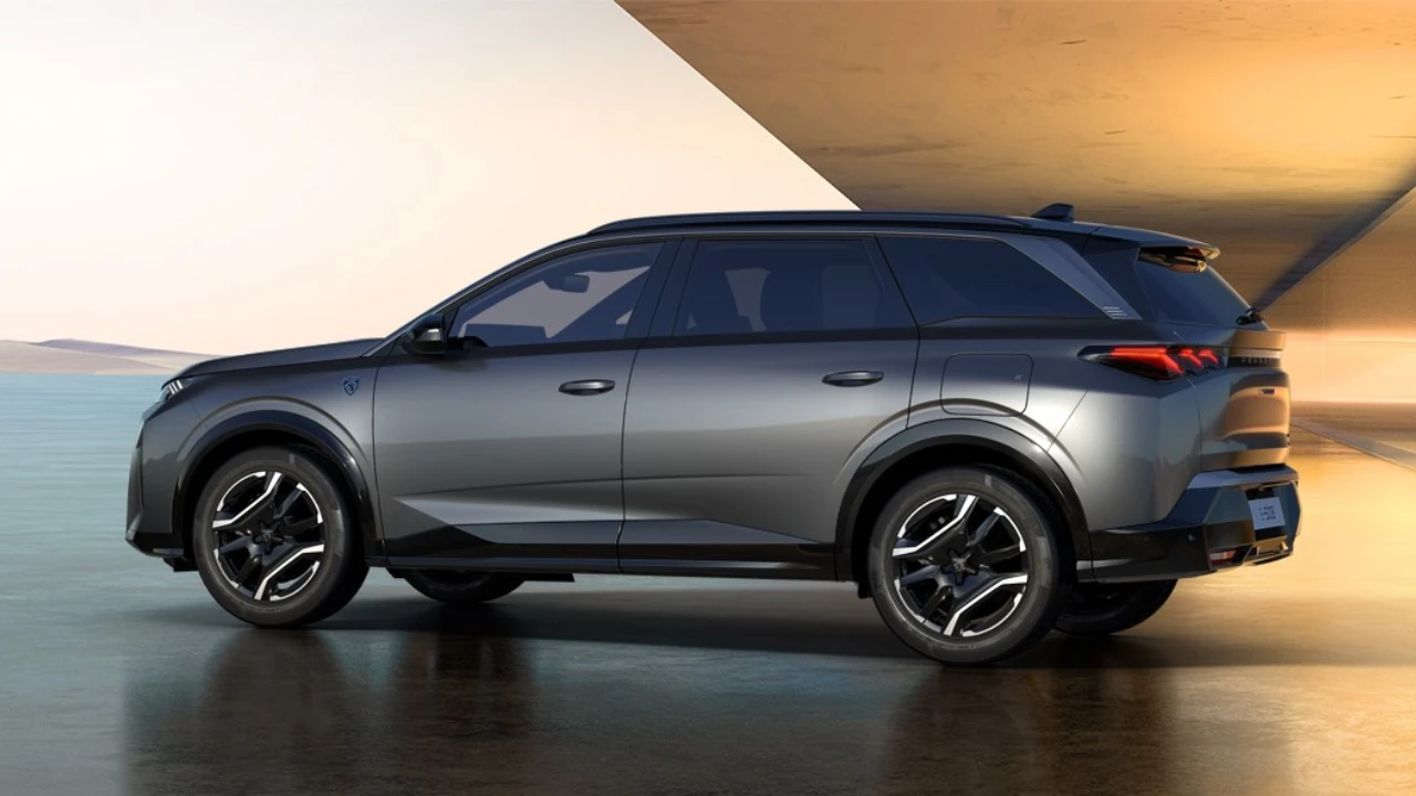 2025 Peugeot 5008 Gris TITANE kleur