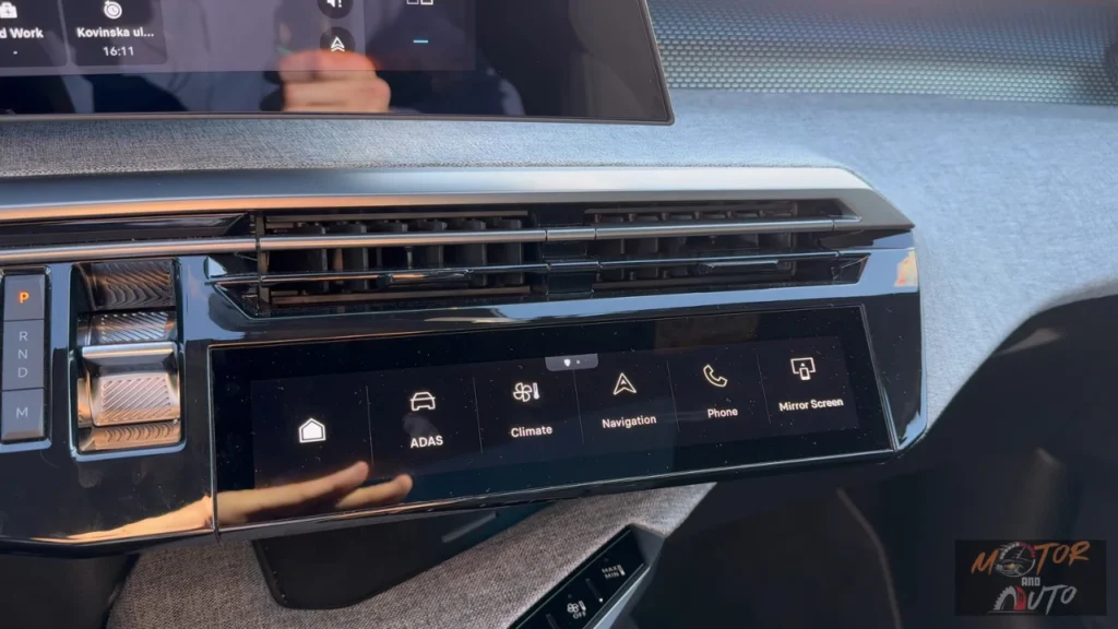 Lagere dashboard aanraakbedieningspaneel in de 2025 Peugeot 5008 met pictogrammen voor home, ADAS, klimaat, navigatie, telefoon en spiegelscherm