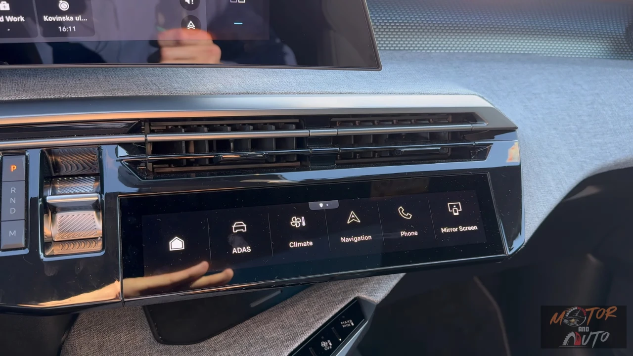 Lagere dashboard aanraakbedieningspaneel in de 2025 Peugeot 5008 met pictogrammen voor home, ADAS, klimaat, navigatie, telefoon en spiegelscherm