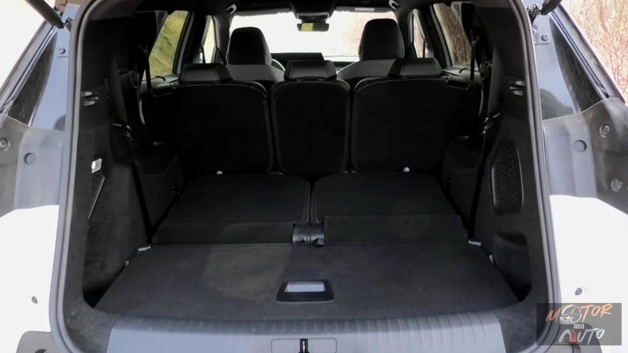 Grote bagageruimte van de 2025 Peugeot 5008 met derde zitrij volledig plat gevouwen wat uitgebreide bagageruimte creëert