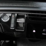 Close-up van de versnellingskiezer van de 2025 Peugeot 5008 met PRNDM posities met Motor Start Stop knop