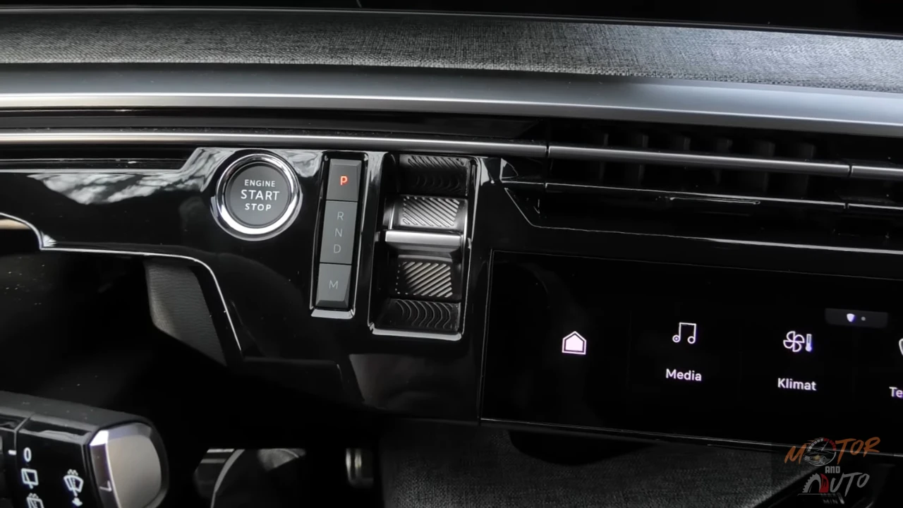 Close-up van de versnellingskiezer van de 2025 Peugeot 5008 met PRNDM posities met Motor Start Stop knop