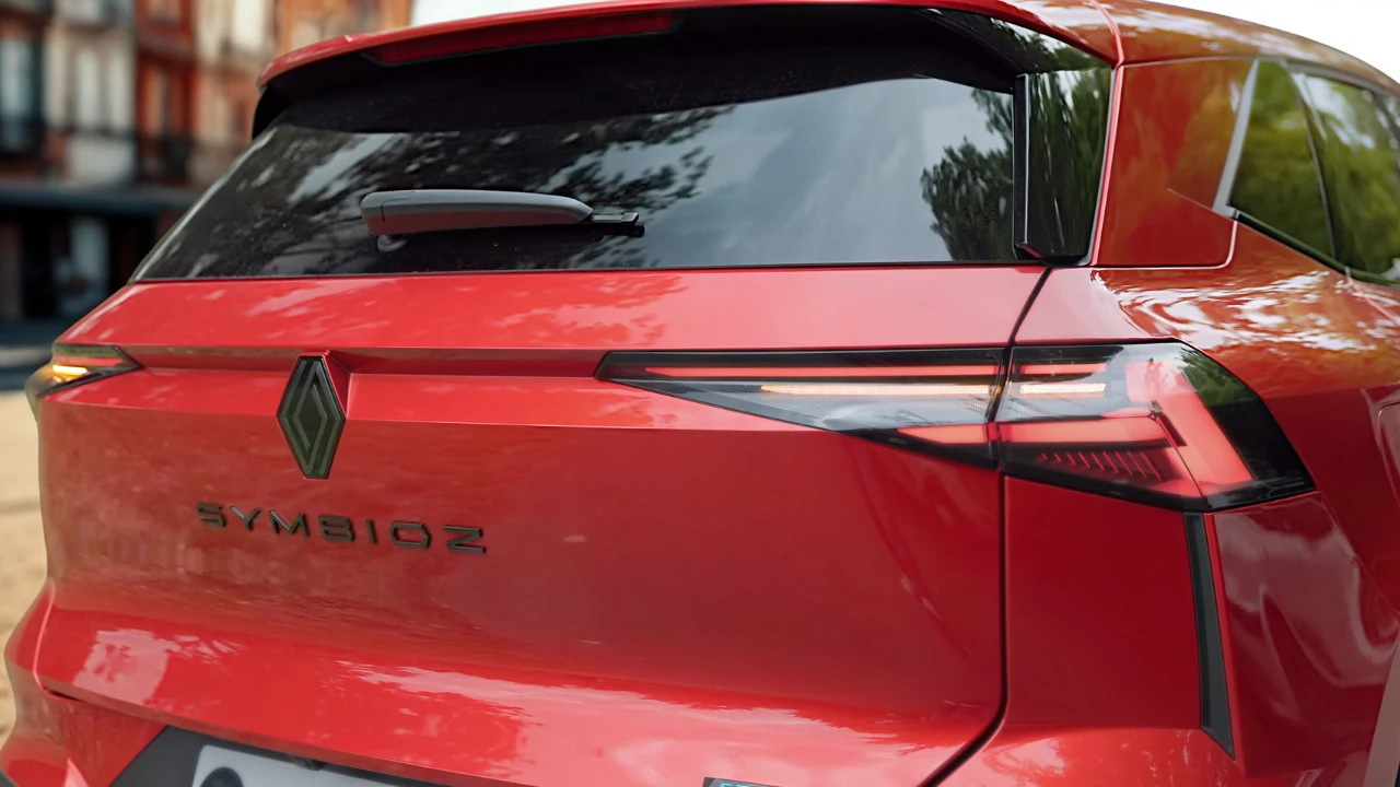 Close-up achterdetail van 2025 Renault Symbioz met SYMBIOZ badge, Renault logo en LED achterlicht ontwerpelementen