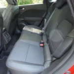 Achterpassagierscompartiment van de 2025 Renault Symbioz met de verschuifbare bankzit met 16cm verstelbereik, comfortabele zitplaatsen voor drie passagiers en royale beenruimte.