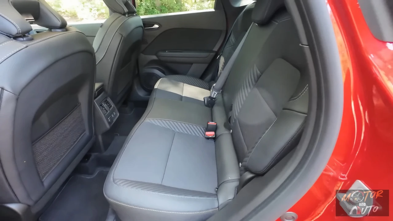 Achterpassagierscompartiment van de 2025 Renault Symbioz met de verschuifbare bankzit met 16cm verstelbereik, comfortabele zitplaatsen voor drie passagiers en royale beenruimte.