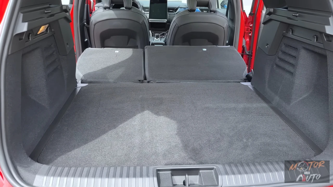 Maximum bagageconfiguratie van de 2025 Renault Symbioz met neergeklapte achterstoelen, die de uitgebreide 1683-liter capaciteit en veelzijdige laadruimte voor grotere items demonstreert.