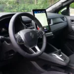 Bestuurdersperspectief van de 2025 Renault Symbioz met het leren stuurwiel, 10,3-inch digitaal instrumentenpaneel en OpenR Link infotainmentsysteem met Android Automotive integratie.