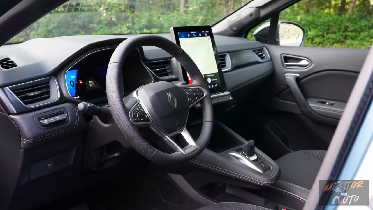 Bestuurdersperspectief van de 2025 Renault Symbioz met het leren stuurwiel, 10,3-inch digitaal instrumentenpaneel en OpenR Link infotainmentsysteem met Android Automotive integratie.