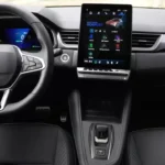 Centrale dashboardweergave van de 2025 Renault Symbioz met het 10,4-inch OpenR Link touchscreen met Google-integratie, klimaatbediening en premium dashboardmaterialen met moderne ontwerpelementen.