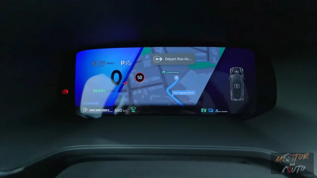 Digitaal instrumentenpaneel van de 2025 Renault Symbioz met geïntegreerde Google Maps navigatie, routebegeleiding met 660km bereik en EV-modus indicator voor de Full Hybrid E-Tech 160 aandrijflijn.