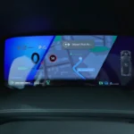 Digitaal instrumentenpaneel van de 2025 Renault Symbioz met geïntegreerde Google Maps navigatie, routebegeleiding met 660km bereik en EV-modus indicator voor de Full Hybrid E-Tech 160 aandrijflijn.
