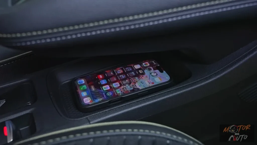 Draadloze smartphone oplaadpad in 2025 Renault Symbioz middenconsole met telefoon gepositioneerd voor opladen