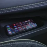 Draadloze smartphone oplaadpad in 2025 Renault Symbioz middenconsole met telefoon gepositioneerd voor opladen