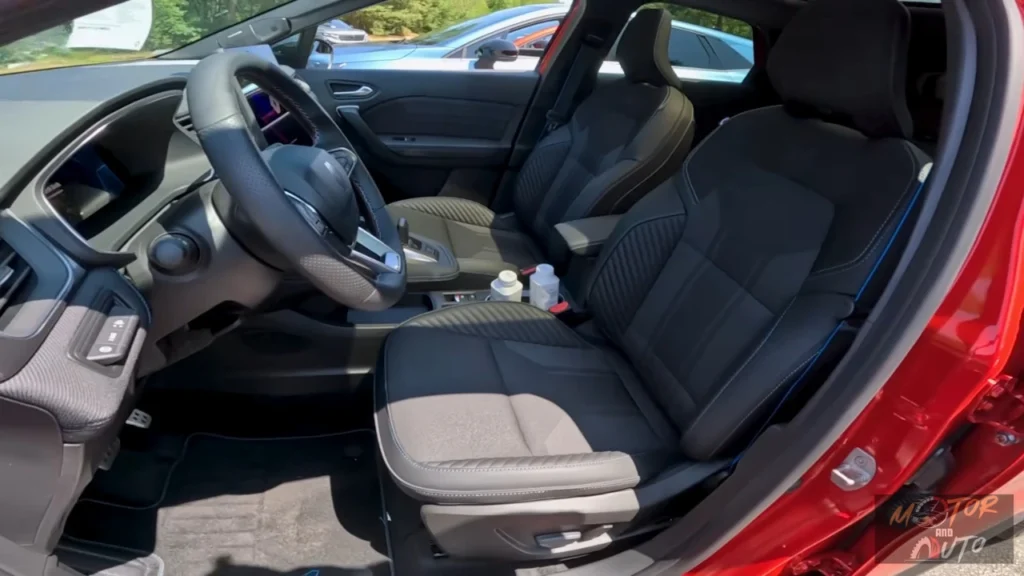 Voorinterieur van 2025 Renault Symbioz met zwart-beige stoffen stoelen met Alpine afwerking, middenconsole en ruim cabineontwerp