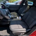 Voorinterieur van 2025 Renault Symbioz met zwart-beige stoffen stoelen met Alpine afwerking, middenconsole en ruim cabineontwerp