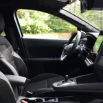 Passagierszijde interieur van 2025 Renault Symbioz met dashboard met groot touchscreen, luchtroosters en premium cabinemateriaal