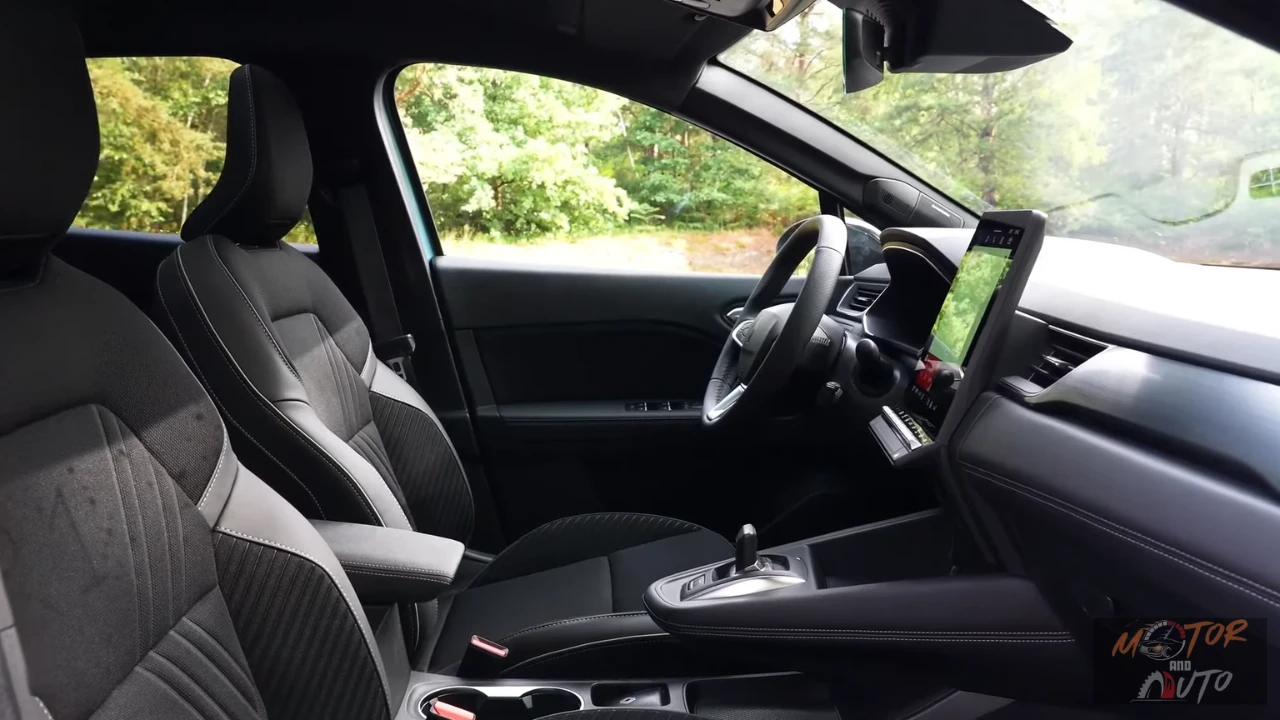 Passagierszijde interieur van 2025 Renault Symbioz met dashboard met groot touchscreen, luchtroosters en premium cabinemateriaal
