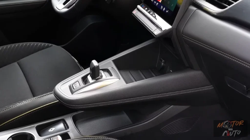 Middenconsole van 2025 Renault Symbioz met E-Shifter versnellingspook, bekerhouders en opbergvakken