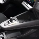 Middenconsole van 2025 Renault Symbioz met E-Shifter versnellingspook, bekerhouders en opbergvakken
