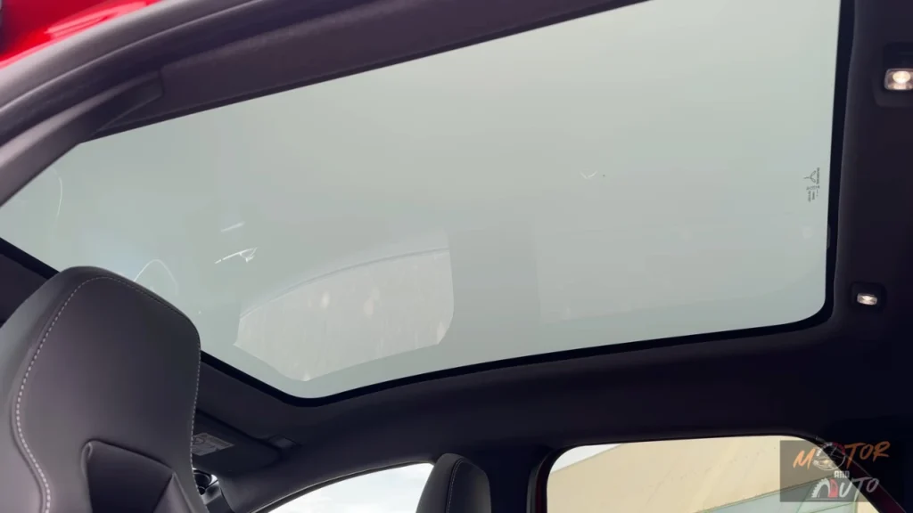 Interieurzicht van het innovatieve Solarbay elektrochromaat panoramisch schuifdak van de 2025 Renault Symbioz, dat elektronisch kan worden gedimd of transparant gemaakt voor optimale lichtregeling.