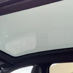 Interieurzicht van het innovatieve Solarbay elektrochromaat panoramisch schuifdak van de 2025 Renault Symbioz, dat elektronisch kan worden gedimd of transparant gemaakt voor optimale lichtregeling.