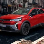 2025 Renault Symbioz in Rouge Flamme op Europese stadsstraat met klinkers, stedelijke rijcapaciteit tonend