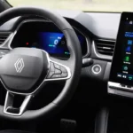 Gedetailleerde weergave van het 2025 Renault Symbioz stuurwiel met geïntegreerde bediening en het 10,3-inch digitale instrumentenpaneel dat voertuiginformatie weergeeft in de Comfort rijmodus.