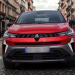 Vooraanzicht van 2025 Renault Symbioz in Rouge Flamme met LED koplampen, Renault diamant logo en modern voorgrill ontwerp