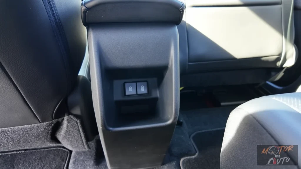 2025 Suzuki e Vitara achter middenconsole met USB Type-A en Type-C poorten