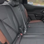 Achterbank van de 2025 Suzuki e Vitara met schuif- en klapfunctionaliteit met gemengde bruine en zwarte bekleding