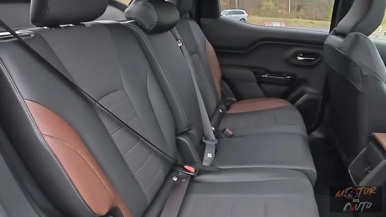 Achterbank van de 2025 Suzuki e Vitara met schuif- en klapfunctionaliteit met gemengde bruine en zwarte bekleding