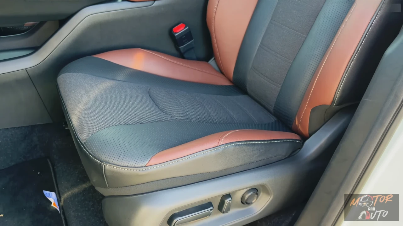 2025 Suzuki e Vitara bestuurdersstoel detail met bruine en zwarte bekleding en elektrische stoelverstelling