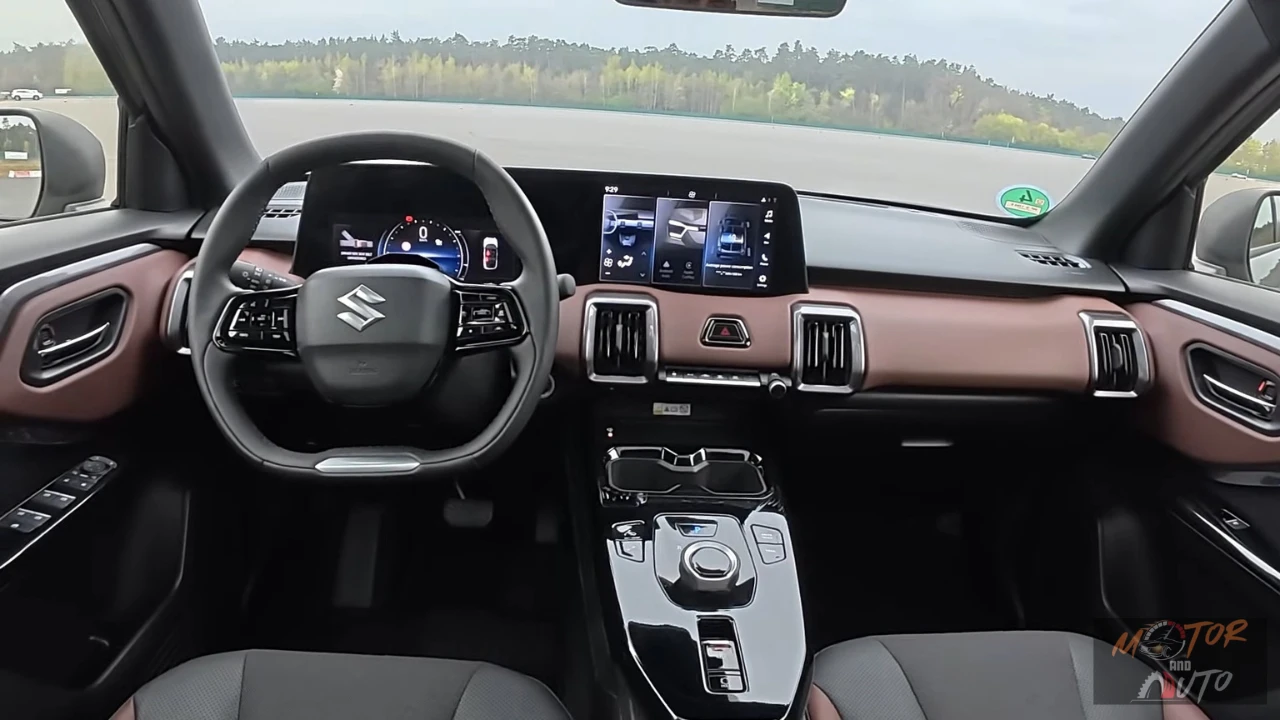 2025 Suzuki e Vitara volledig dashboard met dubbele schermen, fysieke klimaatbediening, bruine afwerking en middenconsole