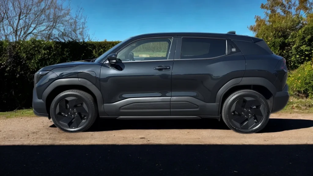2025 Suzuki e Vitara zijprofiel met complete voertuigproporties, wielkasten en aerodynamisch ontwerp