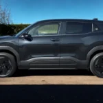 2025 Suzuki e Vitara zijprofiel met complete voertuigproporties, wielkasten en aerodynamisch ontwerp